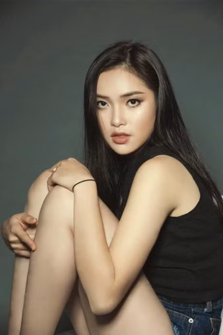 Cũng theo nhận xét của nhiều người, Diệu Linh là cô gái đa phong cách ăn mặc. Khi đi học thì cô bạn này tối giản với quần jeans, áo phông, có khi là cả dép tông nhưng khi xuống phố, cô bạn 9X xinh đẹp trên sẽ dành nhiều thời gian để chăm chút hơn.