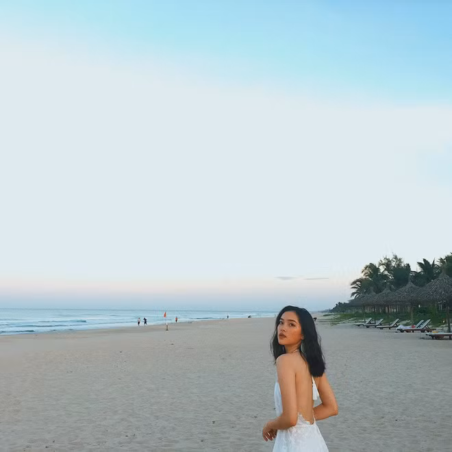 Cô gái 9X được dân mạng chú ý tới vừa qua có tên Phạm Diệu Linh sinh năm 1998 hiện đang sống và làm nghề người mẫu ảnh tại Hà Nội.