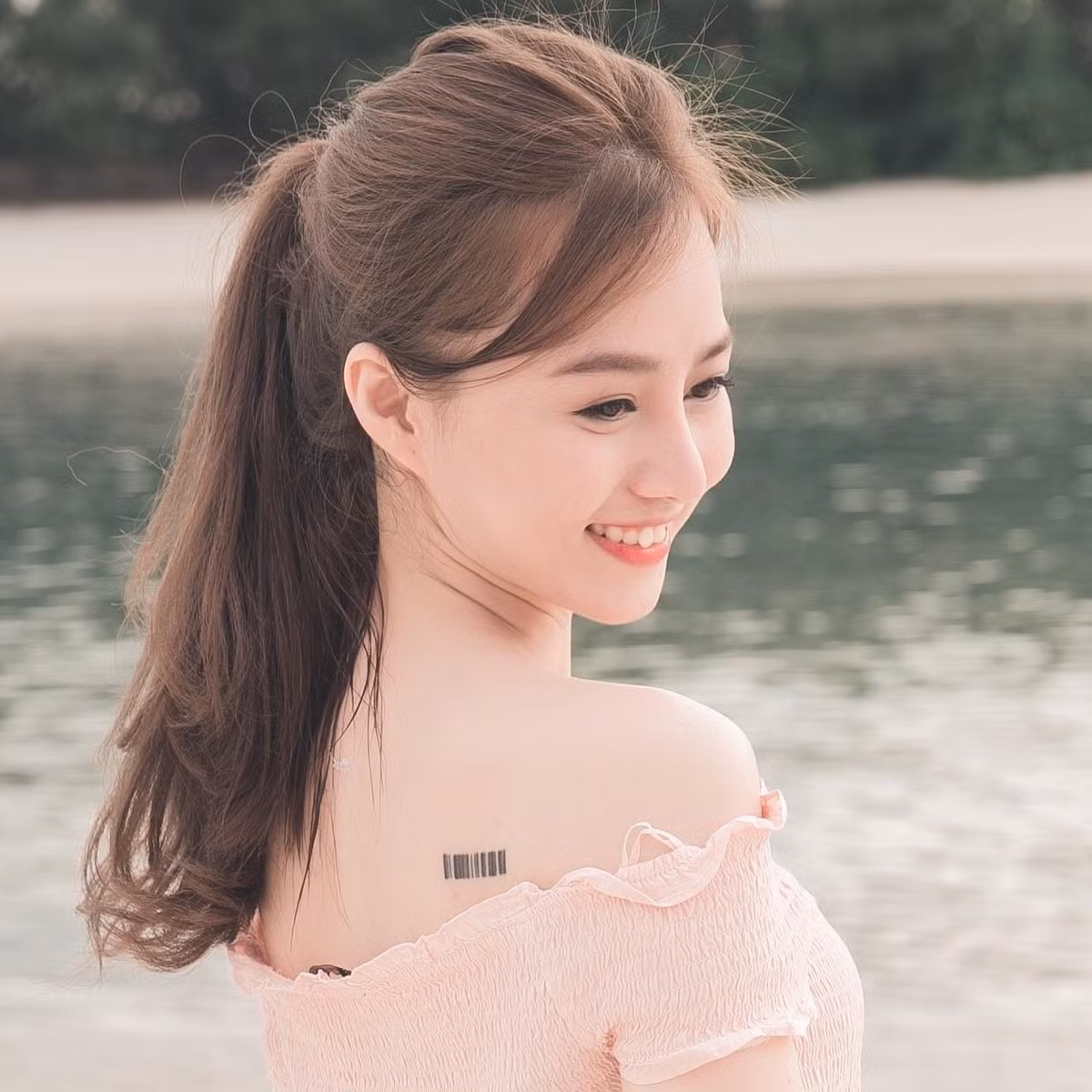 Nữ chính trong MV "Yêu từ phía xa" của Chi Dân chính là Vy Võ, một du học sinh Việt tại Singapore. Cô bạn đã cùng ekip của Chi Dân quay MV trong 2 ngày tại Singapore.