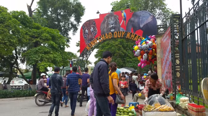 Sau việc đi lễ đầu năm, chúc Tết họ hàng, người dân Hà Nội đã tìm đến những địa điểm vui chơi giải trí trong khu vực nội thành để vui chơi những ngày đầu năm mới.