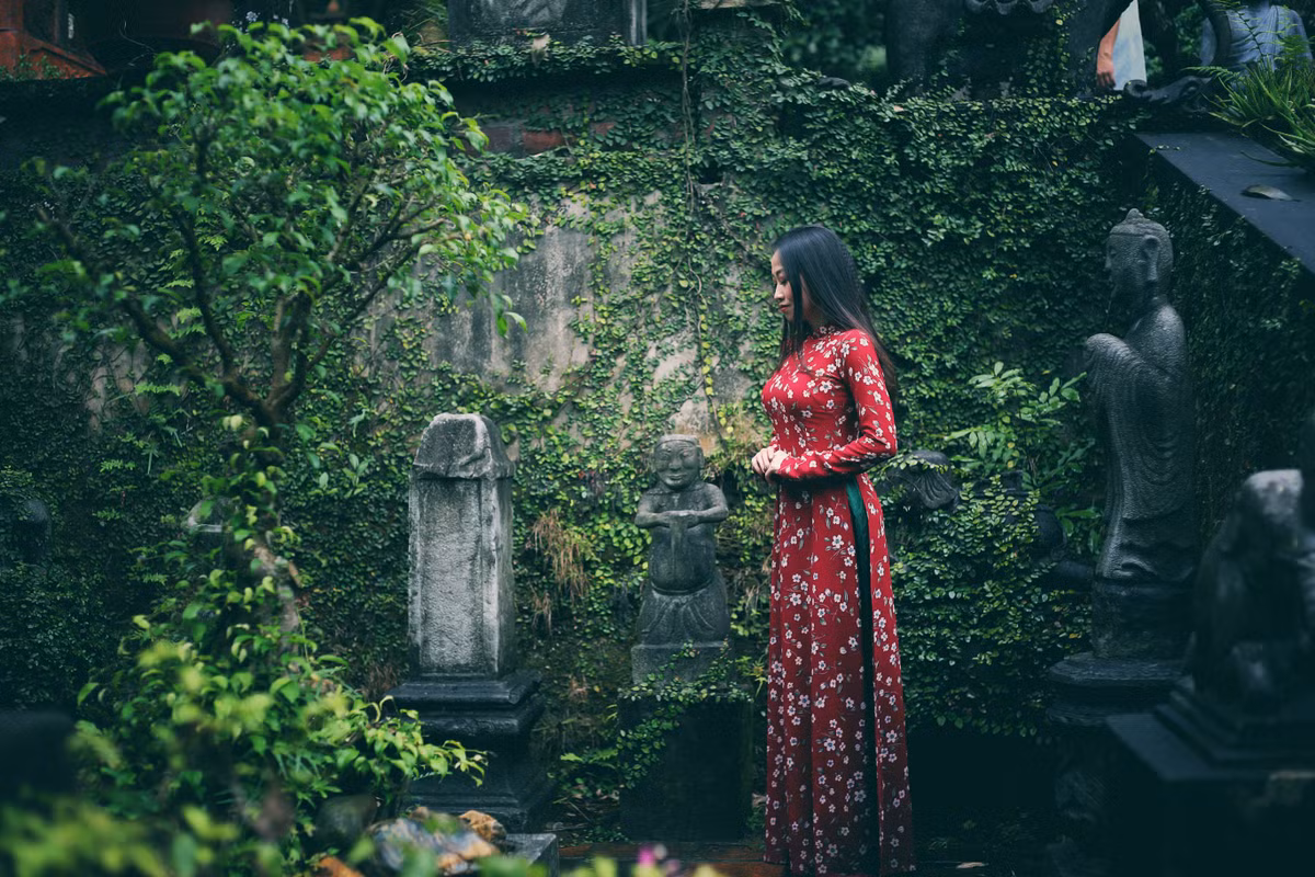Trong tà áo dài đỏ, chấm hoa li ti đầy nữ tính, "cô gái vàng TDDC Việt Nam" ngày nào đã toát ra thần thái vô cùng thùy mị, nết na.