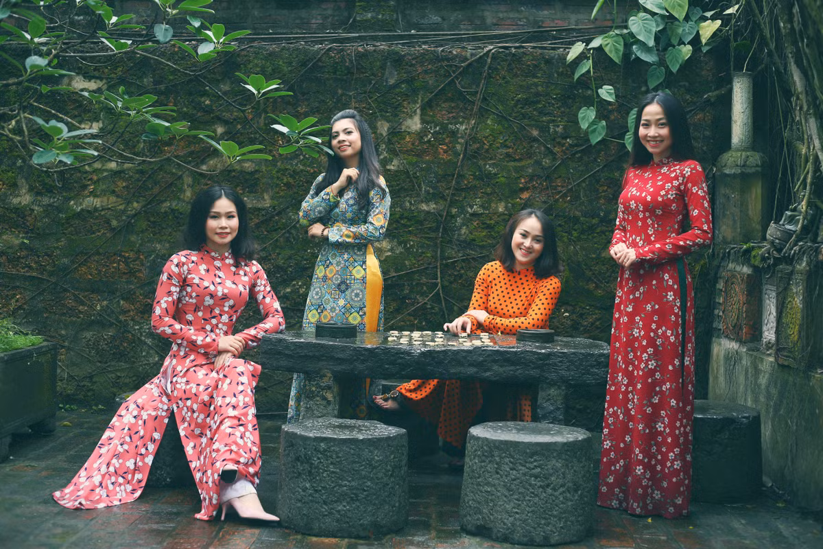Bộ ảnh "chào tuổi băm" của Ngân Thương ngay sau khi đăng tải đã được sự đón nhận nhiệt tình của bạn bè và những fan hâm mộ của cô nàng "búp bê TDDC" này.