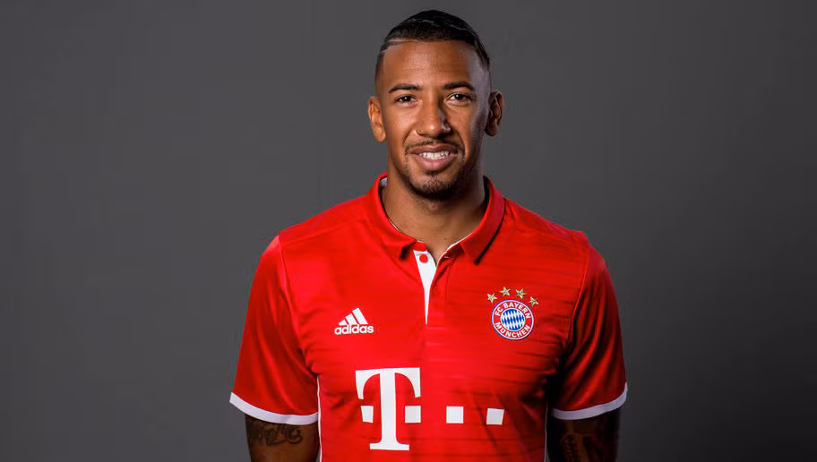 Jerome Boateng ngày càng chứng minh được giá trị của mình, không chỉ là người hùng thầm lặng nơi hàng thủ của Bayern Munich mà cũng là một trong những nhân tố ổn định nhất trong nhiều mùa giải qua. Tính đến thời điểm hiện tại, Jerome Boateng đã vượt mặt vô số các tên tuổi khác để trở thành trung vệ được định giá cao nhất thế giới.