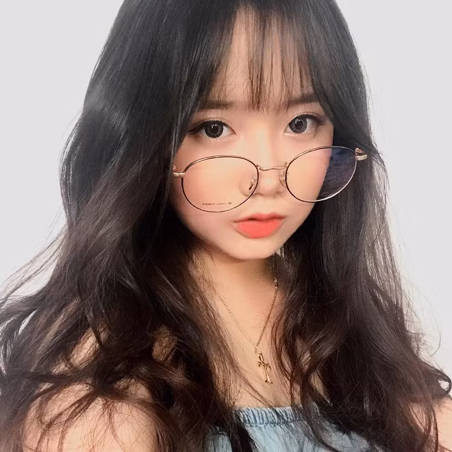Với hội con gái có rất nhiều cách để trở nên nổi tiếng không chỉ bằng nhan sắc mà còn bằng tài năng thực sự của bản thân. Nhưng tựu chung lại, chỉ cần 1 điểm nổi trội thôi cũng đã làm các cô gái lọt vào mắt xanh của nhiều anh chàng, đơn cử như thiếu nữ Sài Gòn mới đây có dịp trả lời kết bạn Facebook "gẫy tay" vì đeo kính quá xinh.