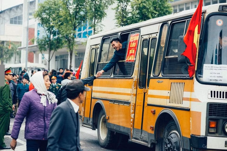 Dù xe chạy rồi nhưng họ vẫn cố níu lại trao cho nhau những cái bắt tay chúc sức khỏe.