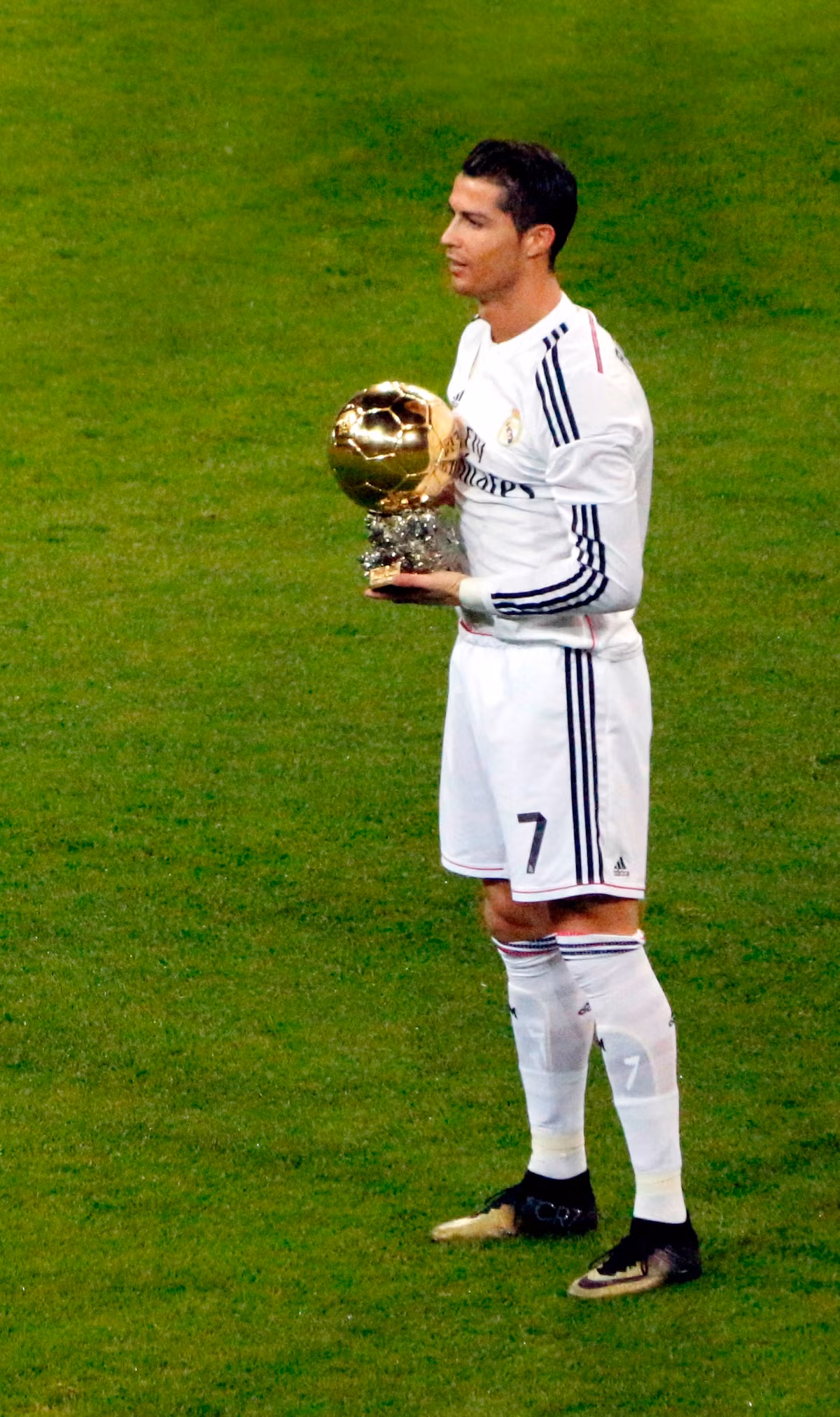 Cristiano Ronaldo là một trong hai cầu thủ xuất sắc nhất thế hệ hiện tại, cùng Lionel Messi, Ronaldo đã tạo ra những điều tuyệt vời nhất cho môn thể thao vua này. Ronaldo nổi tiếng như một cây săn bàn thượng thặng nhưng thực tế anh vẫn được xem như một cầu thủ chạy cánh.