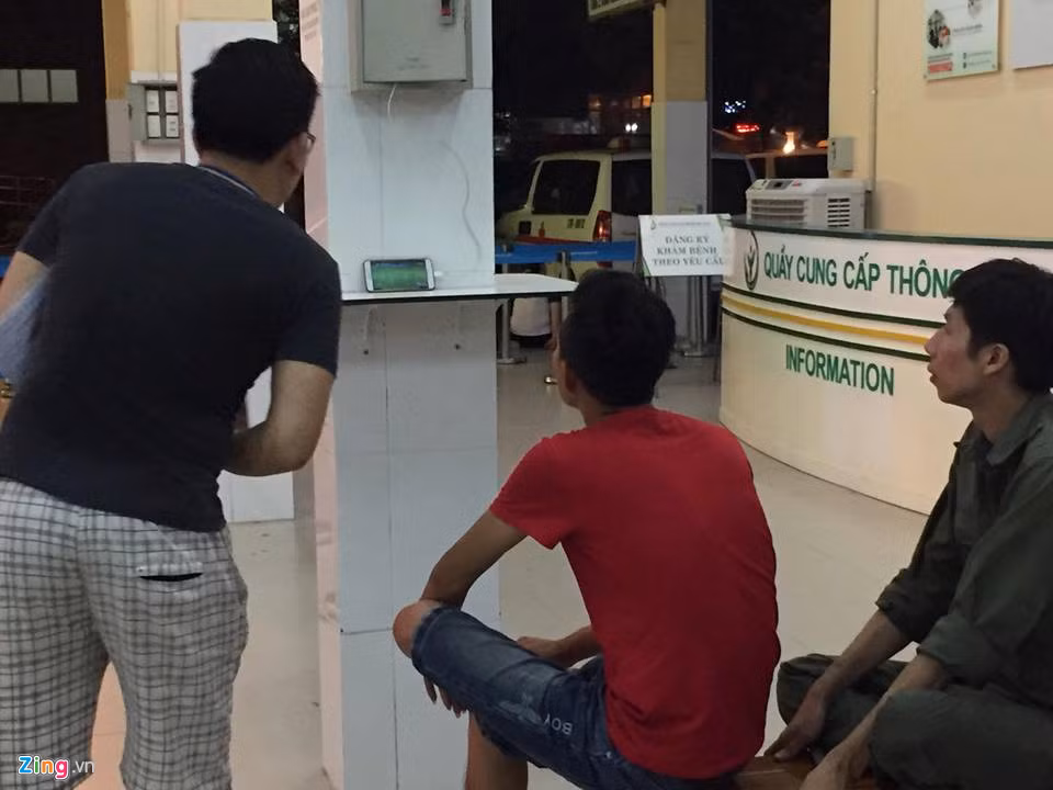 Khi công nghệ phủ sóng, xem bóng đá trực tiếp qua smartphone được nhiều người lựa chọn. Ảnh: Zing