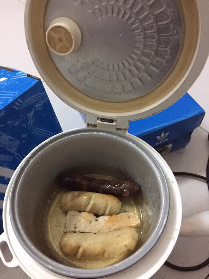Chiếc nồi cơm điện không chỉ có nhiệm vụ nấu cơm mà khi rơi vào tay các bạn sinh viên, nó còn biến thành cái chảo để rán hay xoong để luộc rau.