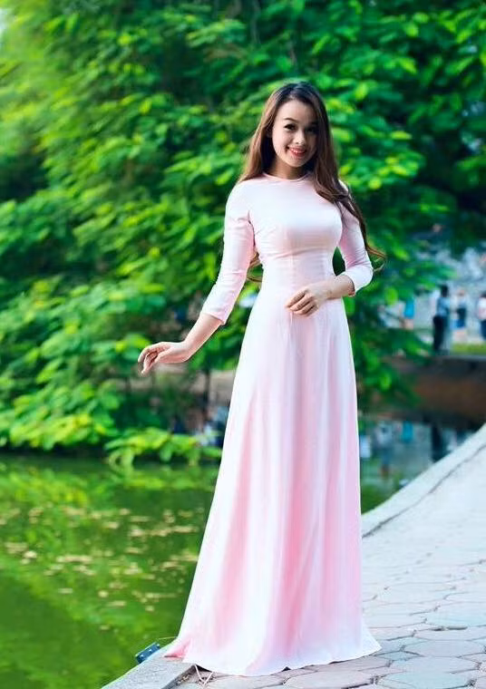 Ngoài việc đam mê với nghiệp MC ngành lực lượng vũ trang, cô gái quê Bắc Giang này còn rất thích thú với những chiếc áo dài truyền thống Việt Nam. Trên trang cá nhân của mình, cô đăng tải rất nhiều bức ảnh về những chiếc áo dài và rất nhiều mẫu áo dài đẹp được Hằng chia sẻ đến bạn bè.