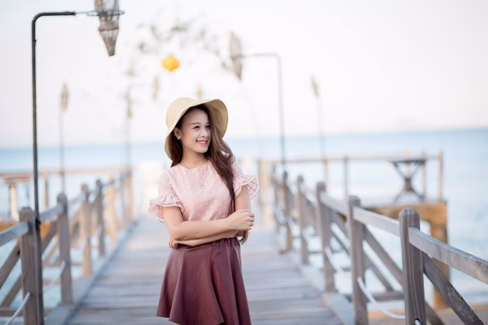Năm 3 đại học, Nguyễn Thị Hằng bắt đầu gấp rút thực hiện giấc mơ làm MC truyền hình ngành lực lượng vũ trang hơn. Cô bắt đầu dấn thân thi vào kênh truyền hình QPVN trong vai trò MC.