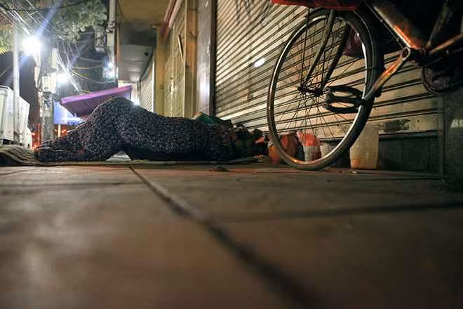 Chia sẻ về hoàn cảnh của mình anh Hoàng Văn Cương (46 tuổi, Yên Bái) nói: "Người thân của tôi bị tai nạn phải chuyển xuống Hà Nội điều trị, lạ nước lạ cái, xuống đây chẳng có người thân nên mình chẳng nhờ vả được ai để ngủ nhờ nên đành ra góc đường nơi người ta đóng cửa hàng để ngồi tạm cho đỡ lạnh. Thêm nữa, bệnh viện lúc nào cũng đông đúc không có chỗ để người nhà ngồi chờ nên nhiều người cũng giống hoàn cảnh tôi phải lựa chọn vị trí vỉa hè này để làm "căn cứ"".