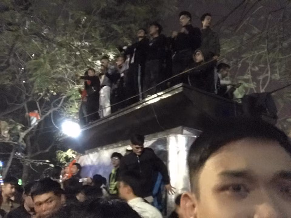 Nhà vệ sinh công cộng phải oằn mình hứng chịu rất nhiều bạn trẻ vô ý thức trèo lên nóc.