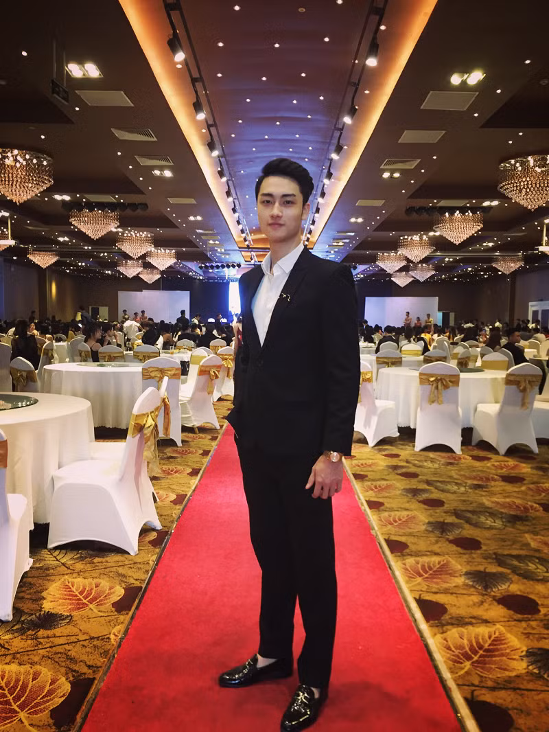 Trước đó, anh chàng còn tham gia vào khá nhiều hoạt động nghệ thuật như làm diễn viên không chuyên cho kênh SVM TV, làm mẫu ảnh, gương mặt đại diện cho một số thương hiệu.