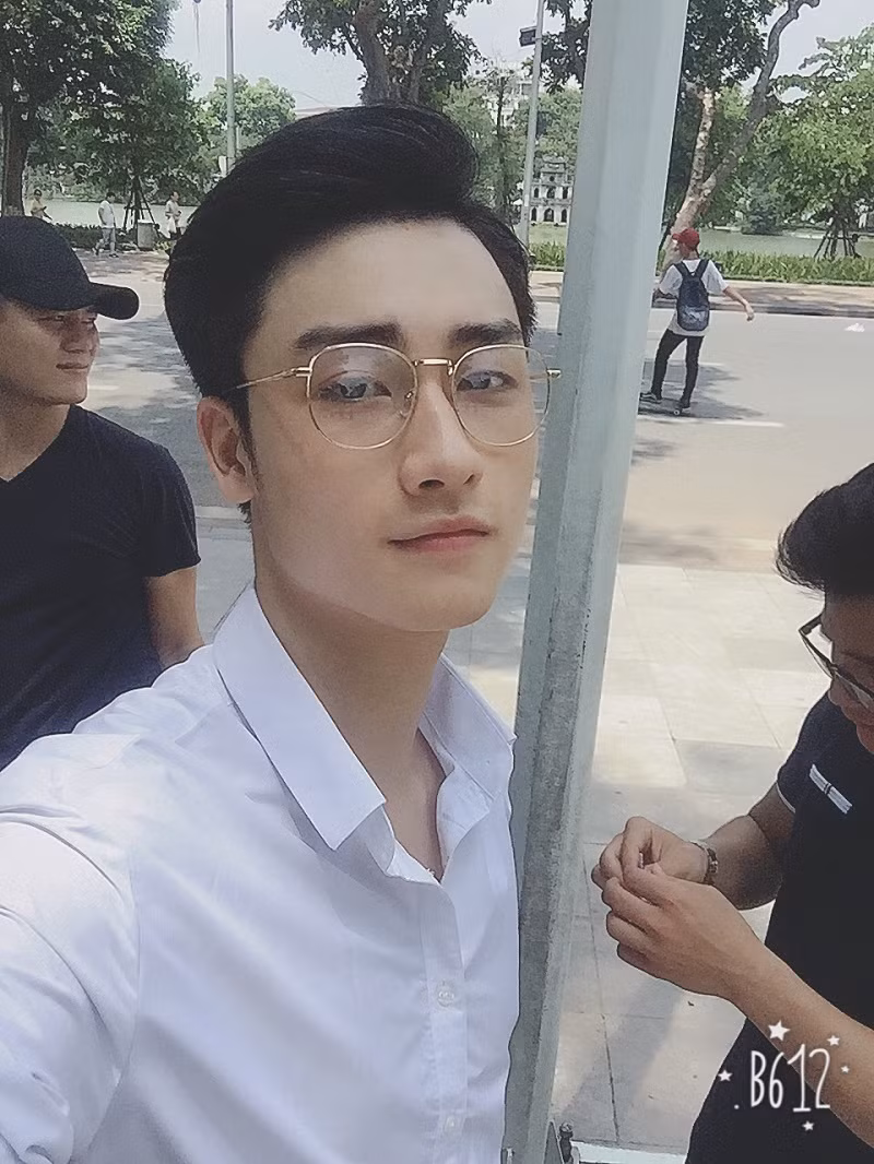 Khuôn mặt điển trai cùng chiều cao mơ ước 1m83, nam sinh trường Kinh tế này dễ dàng khiến cho phái nữ phải "đỏ mặt chân run".