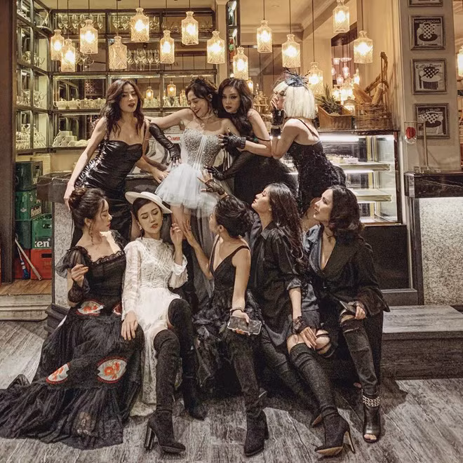Dress code của buổi tiệc là màu đen, các dàn hot mom Việt đều ăn vận kỳ công, make up kỹ càng và điều đáng nói là ai cũng rất đẹp.