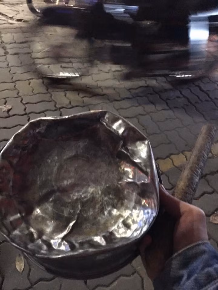 Đây là hậu quả của việc sử dụng đồ vật sai mục đích. Bạn biết đấy, mâm là để đặt bát đũa và hứng nước đổ ra, chứ không phải để nện dùi cật lực.