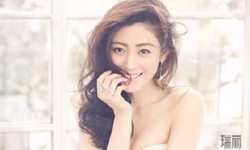 Sao nu "Thai tu phi thang chuc ky" mong manh goi cam