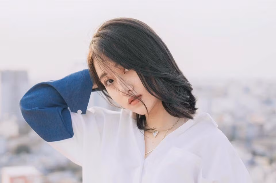 Sau khi bất ngờ xuất hiện trên nhiều trang mạng xã hội Hàn Quốc, Việt Thương đã khiến nhiều người tưởng nhầm mình là con lai mang hai dòng máu Việt - Hàn. Tuy nhiên, cô nàng xinh đẹp này đã khẳng định cô bạn có bố mẹ đều là người Việt Nam.
