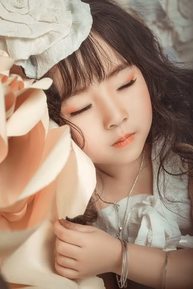 “ Công chúa tóc xù” San San là nhân vật không còn xa lạ gì với nhiều cư dân mạng khi cô bé 5 tuổi đến từ Hà Nội này là chủ nhân của những bộ ảnh hóa thân thành thôn nữ hay công chúa ma khá lạ mắt.