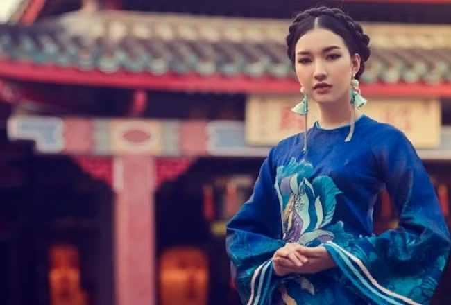 Không chỉ vậy, cô còn hút hồn người đối diện bởi vẻ đẹp đài các, đằm thắm như những vị phu nhân cao quý thời xưa. Cô luôn được chọn là người mẫu áo dài trong các bộ ảnh quảng bá cho du lịch Huế.