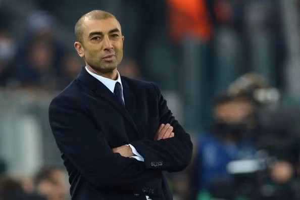 Bất chấp chỉ đóng vai trò tạm quyền thay Andre Villas-Boas ở mùa giải 2011/2012, Roberto Di Matteo vẫn bất ngờ giúp Chelsea giành chức vô địch Champions League. Dẫu vậy, chưa đầy 6 tháng sau, nhà cầm quân người Italy bị The Blues sa thải không thương tiếc do thành tích yếu kém của đội nhà.