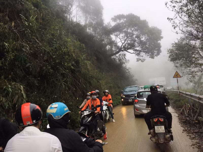 Trên các trang mạng xã hội, sáng ngày 29/4 bất chấp đường trơn trượt, dòng xe cộ vẫn nối đuôi nhau lên Khu du lịch Tam Đảo. Theo ghi nhận của nhiều phóng viên có mặt tại địa điểm này trong dịp nghỉ lễ 30/4 - 1/5, đường lên Thị trấn Tam Đảo (Vĩnh Phúc) ùn tắc cục bộ.
