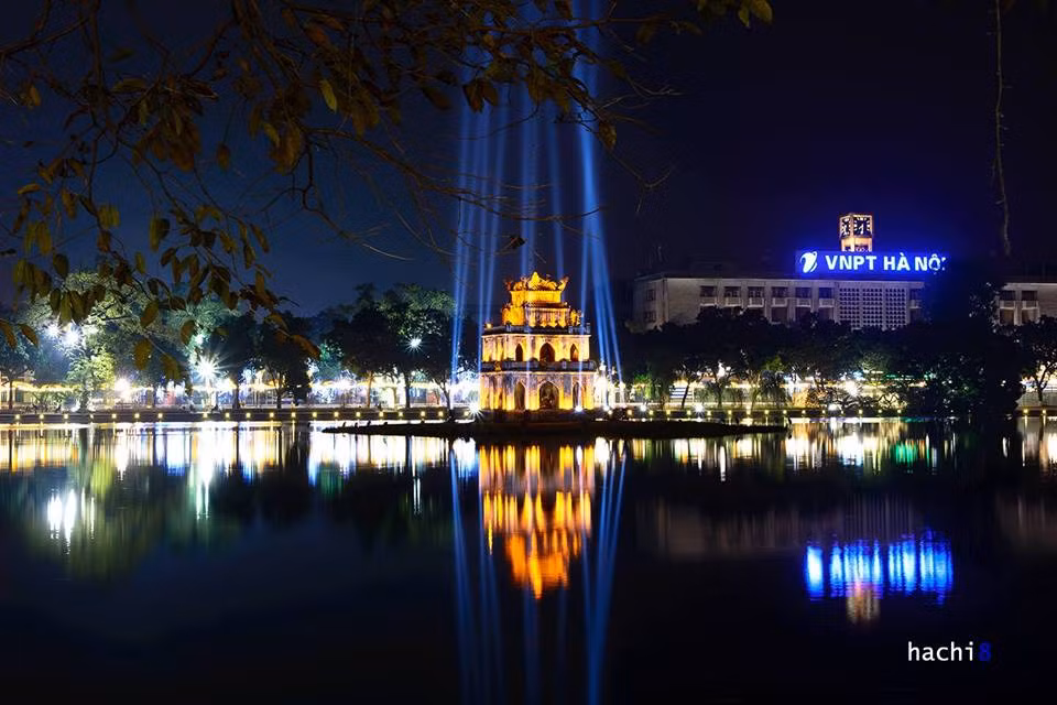 Mặc dù lại địa điểm vô cùng quen thuộc với các bạn trẻ cả ngày lễ lẫn ngày thường, tuy nhiên sự lặng lẽ của Hồ Gươm mỗi dịp Giáng Sinh tới lại khiến nhiều người lại cảm thấy vô cùng thích thú. Trong khi mọi người đổ dồn về những khu TTTM hay nhà thờ thì việc cầm tay người yêu dạo bước quanh Hồ Gươm trong cái không khí se se lạnh của Hà Nội là điều vô cùng tuyệt vời. Ảnh: Hachi.