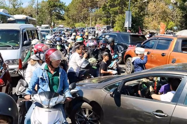 Mới đây trên MXH, các dân mạng đã đăng tải những bức ảnh khách du lịch ùn ùn kéo đến Đà Lạt nghỉ Tết dương lịch khiến nhiều người giật mình.