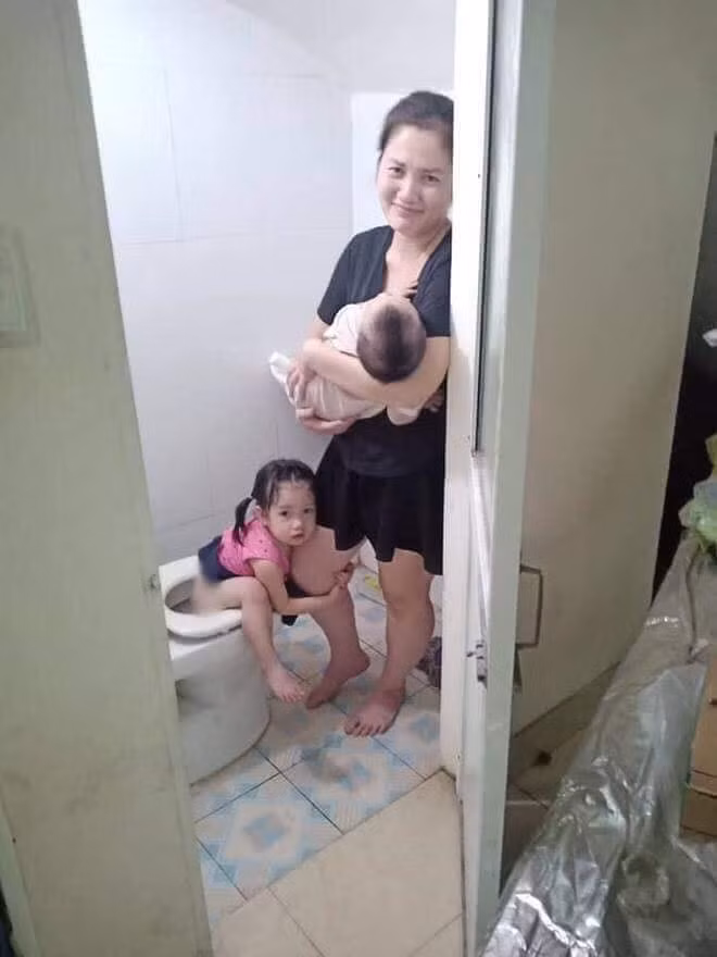 Cũng chính vì những đứa con thơ "bám mẹ" đã khiến các chị em hội mẹ bỉm sữa không ít lần vướng chân, vướng tay nhưng không lỡ cáu với chúng.