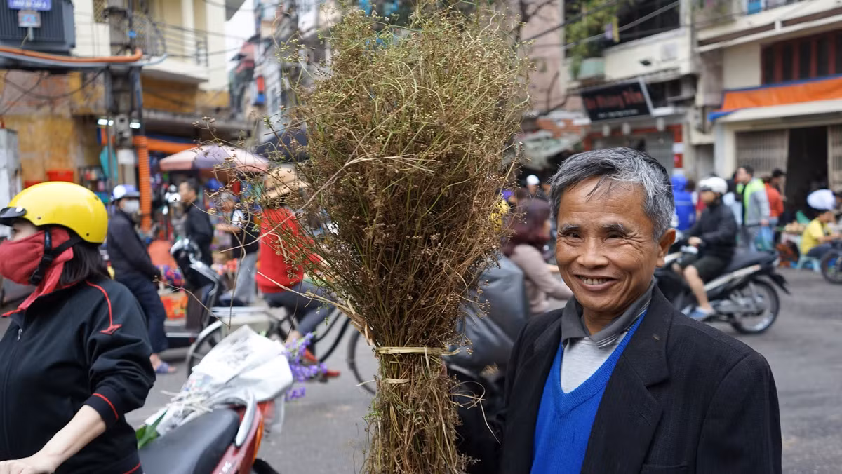 Việc mua lá mùi về tắm Tất niên trong ngày cuối năm mang ý nghĩa tẩy những điều không sạch sẽ, xua tan những chuyện không hay để nghênh đón những điều may mắn trong năm mới.