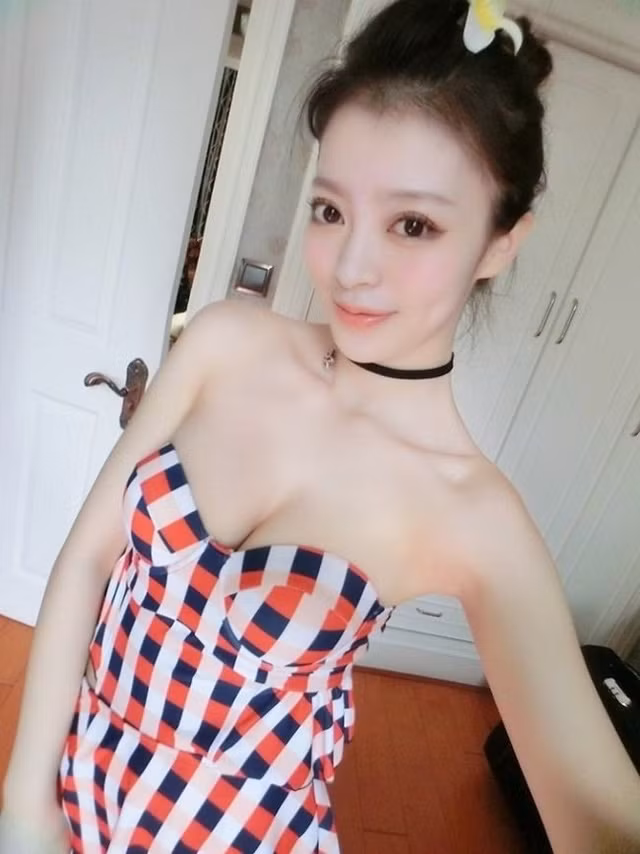 Mặc dù thân hình cao ráo và thanh mảnh nhưng vòng một của Cherry lại rất nóng bỏng. Nữ tiếp viên hàng không xinh đẹp này được so sánh như búp bê Babie sở hữu vẻ đẹp nhiều cô gái trẻ thèm muốn.
