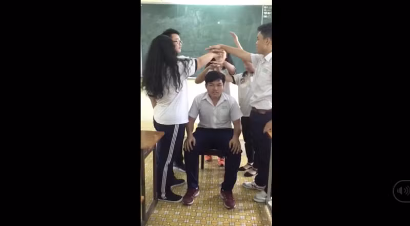 Ban đầu, nhóm bạn rất khó khăn để có thể cùng nhau nâng Logan lên. Và lúc này, Logan đã hướng dẫn một thủ thuật nhỏ. Đó là tất cả mọi người cùng lần lượt đặt bàn tay của mình chồng lên trên đầu của người được nâng (nhưng không chạm vào đầu). Liền sau đó, mọi người đã có thể nâng Logan lên một cách dễ dàng.