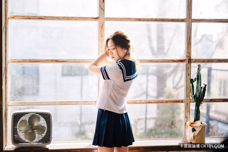 Nhưng bên cạnh những lời khen thì nhiều cư dân mạng cũng cho rằng với lứa tuổi học sinh thì mặc váy ngắn thật sự không hề phù hợp, thậm chí còn gây phản cảm cho người đối diện.