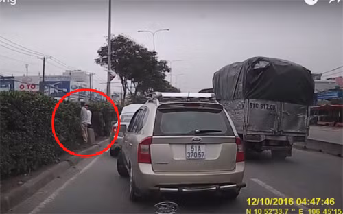 Đa phần mọi người đều bức xúc và tỏ ra gay gắt với hành động thiếu văn minh, của những tài xế này này. Thậm chí, anh ta đã bị phạt hành chính vì hành vi thiếu văn hóa của mình.