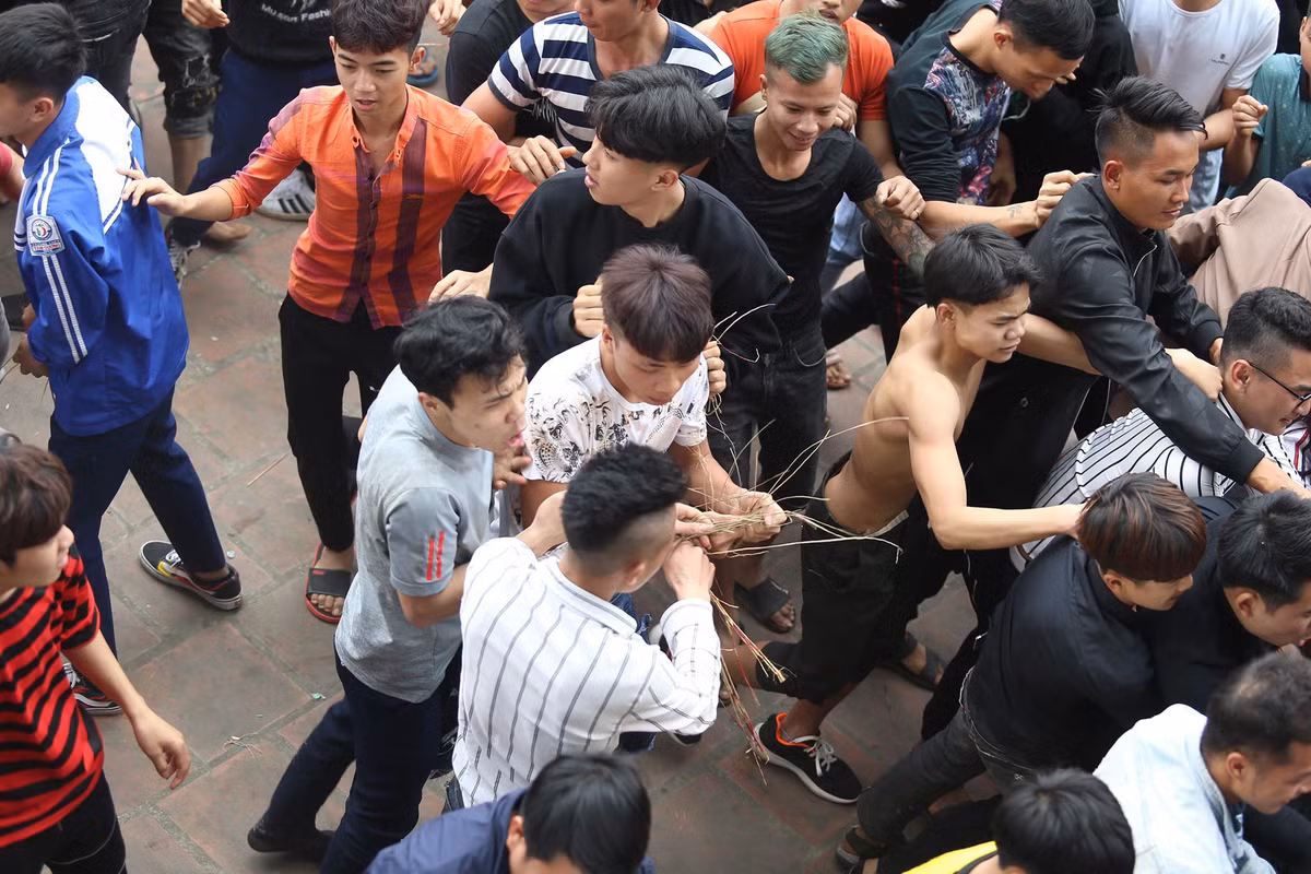 Nhiều người dẫm đạp, nhảy lên người nhau để giành giật. Chiếu giữa được chú ý hơn cả vì người dân ở đây quan niệm nó mang lại nhiều may mắn, ai cướp được sẽ sinh con trai.