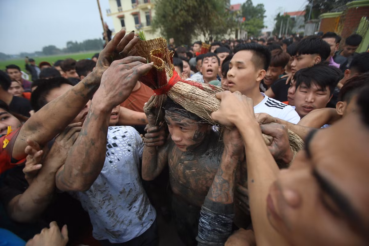 Trên đường trở về đình để báo cáo với Thành hoàng làng, đội bảo vệ rất vất vả để đưa được "Bụt" đến nơi an toàn.