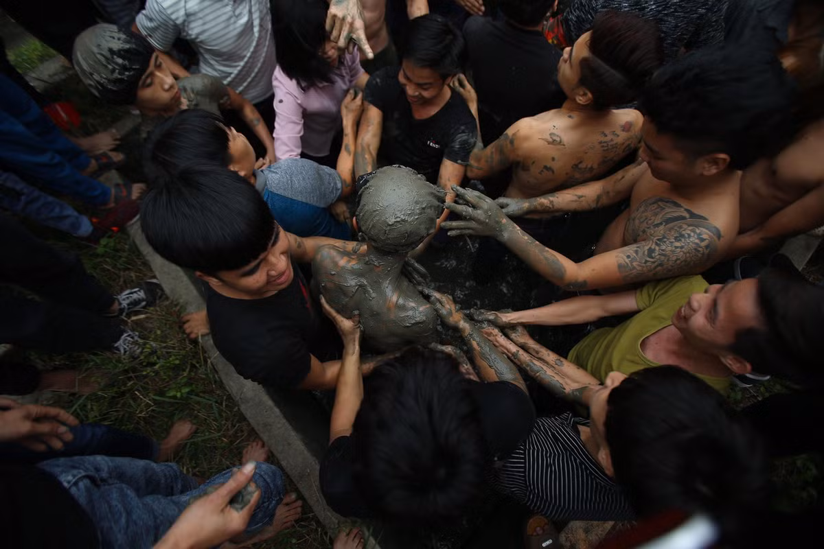 3 thanh niên trẻ chưa vợ được chọn làm "Bụt" xuất thân trong gia đình song toàn, ấm êm, hòa thuận, được hàng xóm mến phục tin yêu. 3 Bụt năm nay lần lượt: Trần Trọng Hưng (16 tuổi), Ngô Trọng Hải (18 tuổi) và Nguyễn Đức Hoàn (18 tuổi).