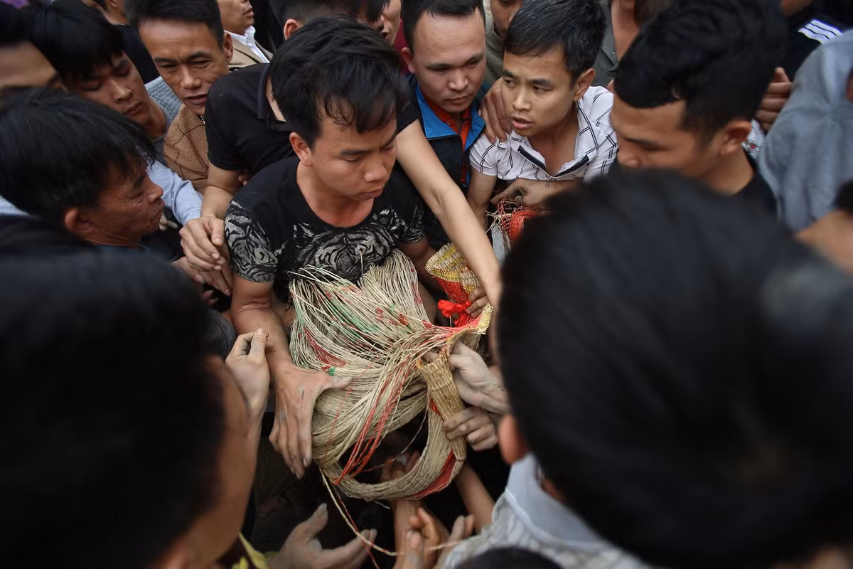"Có một cặp vợ chồng hiếm muộn ở Nam Định đã gần chục năm nay, năm ngoái cướp được chiếu thiêng vừa rồi đã đến đình trả lễ do đã sinh được con trai” – ông Nguyễn Ân, thành viên BTC chia sẻ.