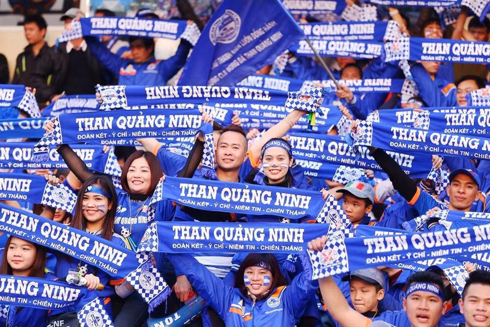 Sân Cẩm Phả của CLB Quảng Ninh xếp ở vị trí thứ 10 trong top 10 "chảo lửa" nóng nhất ĐNA, với sức chứa 15.000 chỗ ngồi và khán giả tới sân trung bình một trận mỗi khi có CLB Quảng Ninh thi đấu là 10.600 người. Chỉ tiếc rằng sức chứa của sân Cẩm Phả hơi nhỏ để phục vụ sự cuồng nhiệt của người dân đất Mỏ.