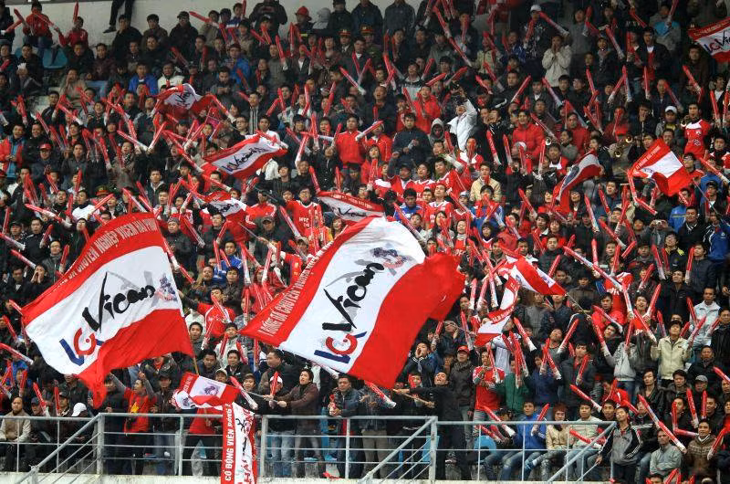 Từ trước tới nay, Lạch Tray luôn được coi là "chảo lửa" tại V.League. Sự cuồng nhiệt và tình yêu bóng đá của người dân Hải Phòng thì không phải bàn cãi. Với sức chứa 30.000 chỗ ngồi và khán giả trung bình tới sân một trận tiếp lửa cho CLB Hải Phòng là 12.000 người thì Lạch Tray xứng đáng là một sân vận động đáng mơ ước mỗi khi các CLB tới đây thi đấu.