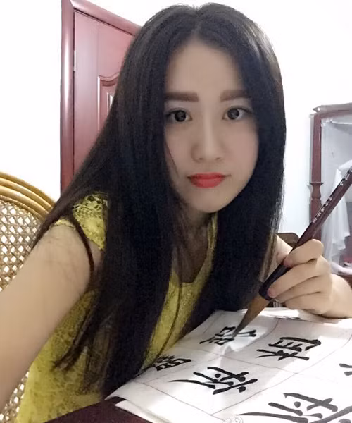 Cô giáo trẻ 9x chia sẻ rằng cô rất yêu trẻ con và đã học được cách hoàn đồng với những học trò của cô trong giờ học cũng như ngoài giờ lên lớp bằng việc dẫn chúng đi dã ngoại.