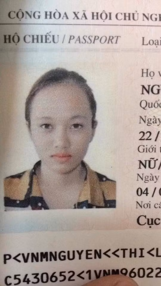 Nickname Phan Hằng chia sẻ với bức ảnh của mình: "Nhiều lúc cứ phải che đi cái trán đến mệt mỏi nhưng mà không thể nào làm được vì đi chụp ảnh thẻ với hộ chiếu thì không thể xõa tóc".