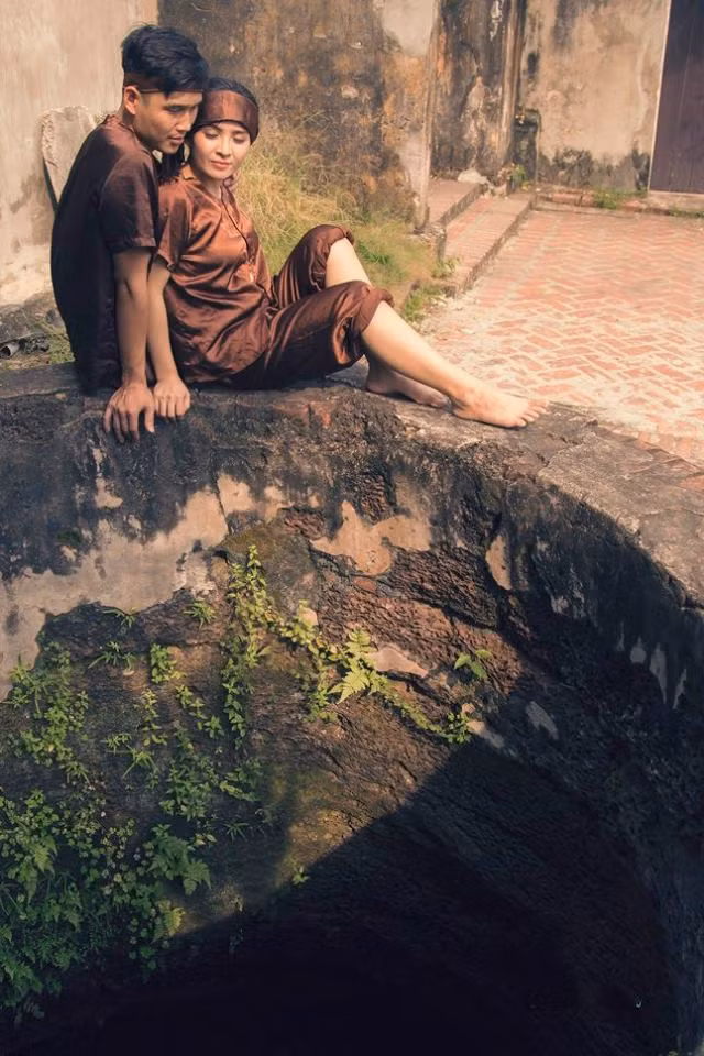 Những bức ảnh đậm chất thôn quê của đôi uyên ương này được thực hiện trong bối cảnh bình yên của làng cổ Đường Lâm, ngoại thành Hà Nội.
