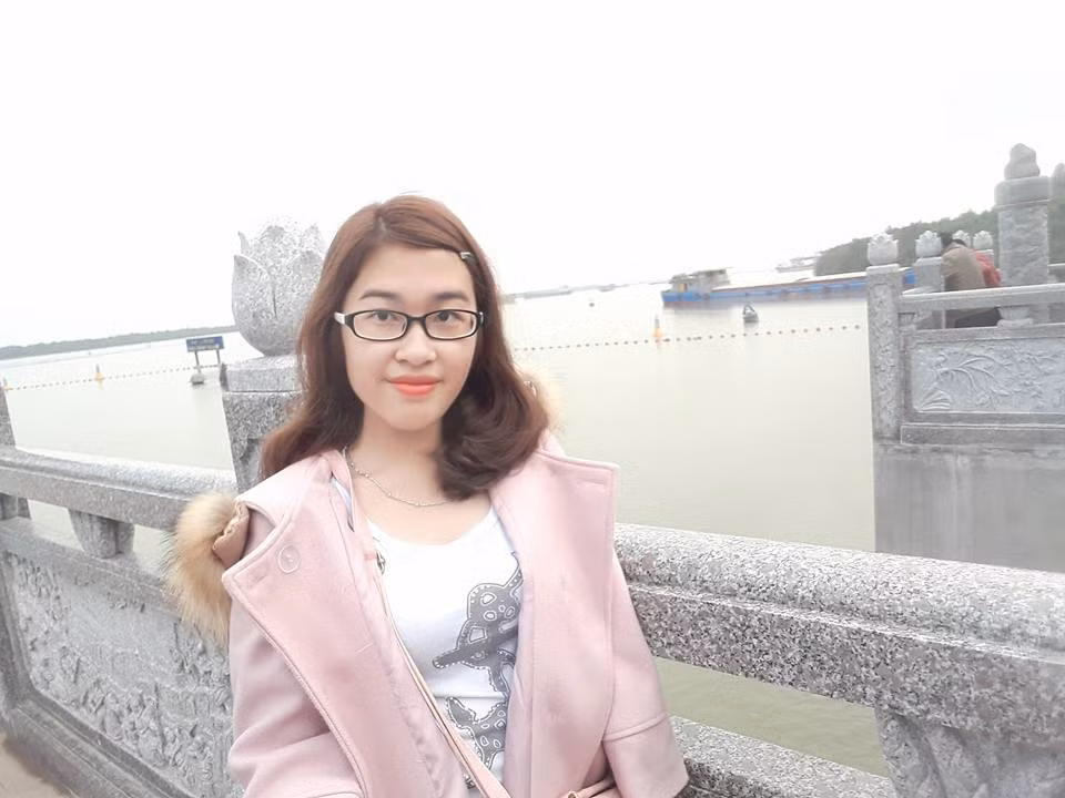 Nhìn vào bảng thành tích của cô gái khuyết tật này, nhiều người phải thán phục bởi suốt ba năm cấp 3, Mai giành danh hiệu học sinh giỏi. Lên đại học, kỳ nào Mai cũng đạt học bổng. Điểm trung bình chung tích lũy của nữ sinh đạt 3,63/4. Điểm trung bình mỗi kỳ học, Mai được 3,6 điểm, riêng kỳ 1B vừa rồi cô bạn được 3,78. Với số điểm này, có lúc Mai trở thành nữ sinh viên có điểm phẩy cuối kỳ cao nhất lớp, nhất ngành Kế toán của khóa.