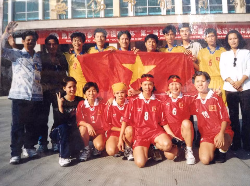 VĐV đá cầu Nguyễn Thị Huyền Trang (số 10) sinh năm 1985 tại Hà Nội. Cô từng giành HCV SEA Games 22 ở nội dung đồng đội nữ và đôi nữ, hai HCV vàng thế giới các năm 2005, 2007 và nhiều HCV khu vực châu Á, Đông Nam Á.