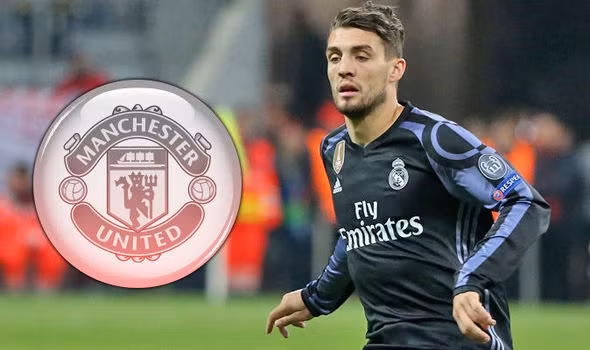 M.U lại "soi hàng" Real Madrid: Theo thông tin chuyển nhượng cầu thủ từ tờ Diario Gol, Man United đã đưa ra mức giá 30 triệu euro cùng mức lương 200.000 bảng/tuần để chiêu mộ tiền vệ Real Madrid, Mateo Kovacic. Hiện tại, Quỷ đỏ đang gặp khó khăn ở các thương vụ Fabinho, Nemanja Matic. Chính bởi vậy, HLV Mourinho đã phải chuyển hướng sang Kovacic. Ảnh: Diario Gol