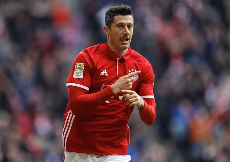 Bayern quyết giữ Lewandowski: HLV Carlo Ancelotti vừa chính thức phủ nhận mâu thuẫn Robert Lewandowski, và khẳng định tương lai của Lewandowski là ở Bayern Munich, qua đó xóa tan hy vọng đưa tiền đạo người Ba Lan về MU của Jose Mourinho. Ảnh: Goal