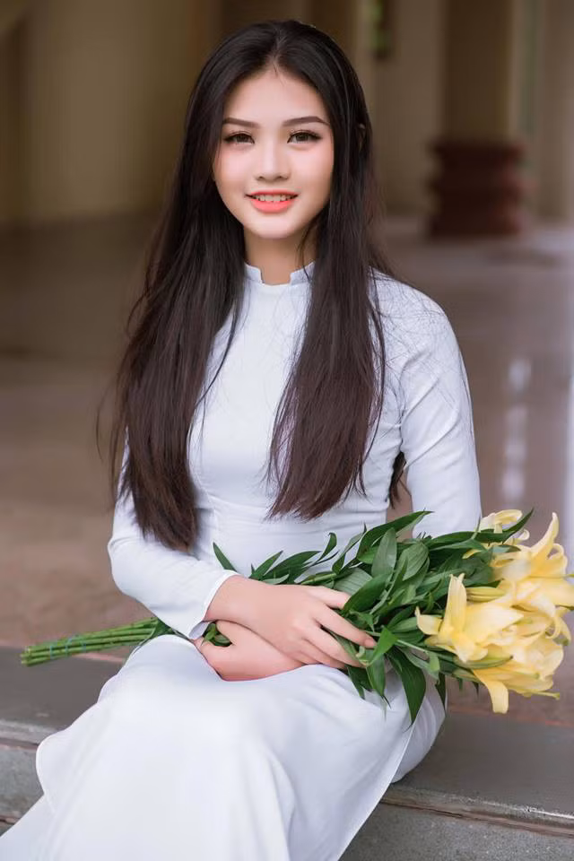 Tuy nhiên, theo nhiều hướng trái chiều hướng về cô nàng này và cho rằng gương mặt của Phương Nghi chưa quá xuất sắc để đoạt giải cao đến vậy. Ngay lập tức, đáp trả lại dư luận, cô nàng quê Đồng Nai đã cho ra mắt bộ ảnh áo dài trắng xóa tin mọi ý kiến bất lợi cho mình.