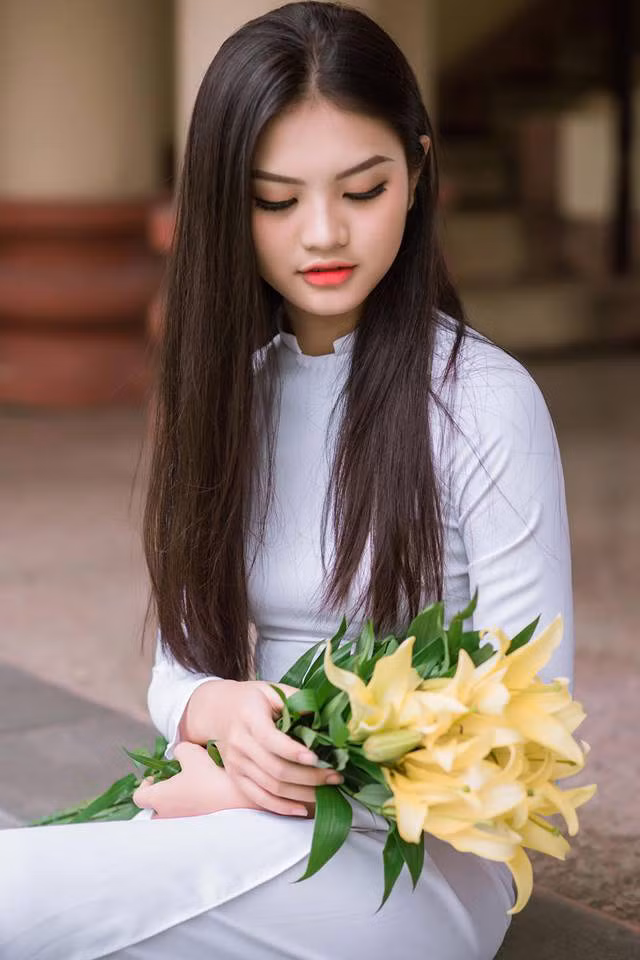 Chia sẻ về việc thực hiện bộ ảnh trên, Phương Nghi thoải mái chia sẻ rằng đây là lần đầu tiên được mặc áo dài tới trường nên cô muốn để lại chút kỉ niệm cho những ngày đầu chập chững bước vào mái trường THPT của mình.