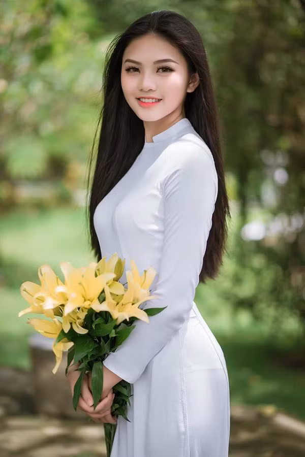 Với gương mặt khả ái đậm chất Á Đông, thân hình chuẩn tỏa sáng trong bộ áo dài trắng và xóa nhòa đi những bức ảnh giản dị trước đó.